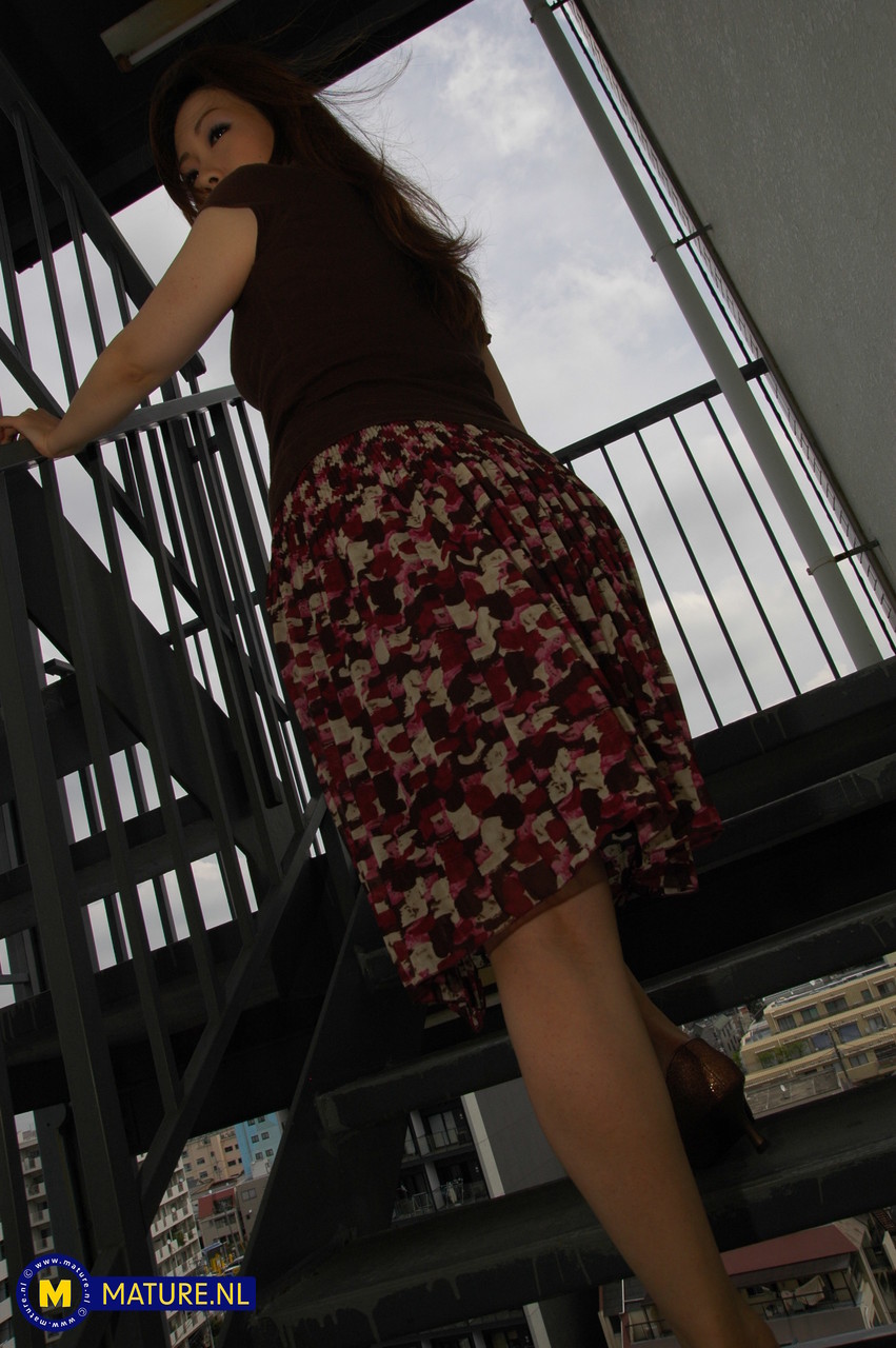 Asiática Milf Yumi Kajiyama Exibe Grande Traseiro E Espalha Boceta Peluda