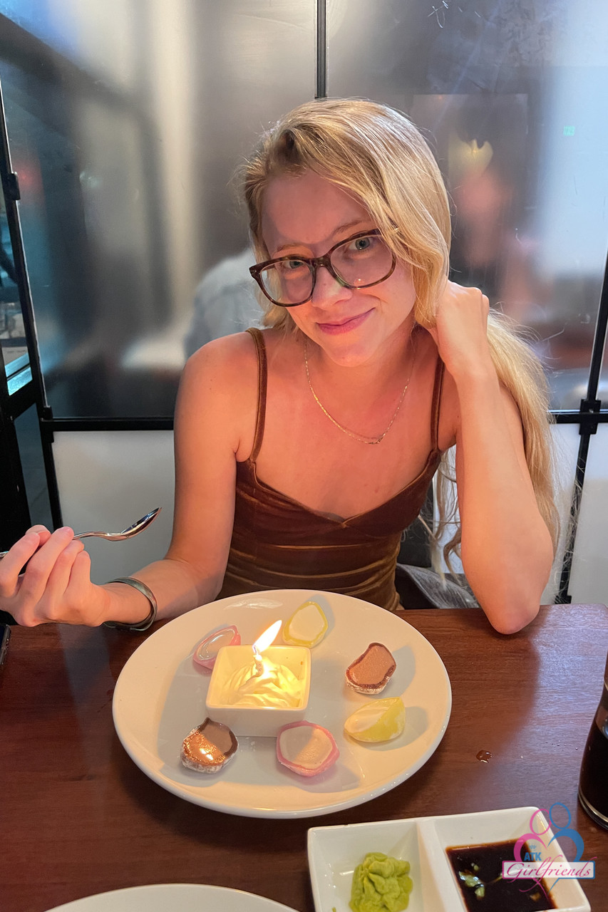 金髪の彼女ライリー・スターが驚くべき美尻と濡れたふっくらまんこを見せる