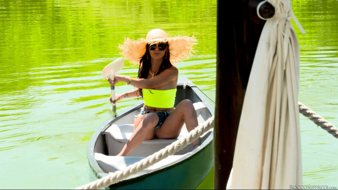 लातीना फ्रेया डी को डबल पैठ्रेशन से पहले पैरों की पूजा की जाती है