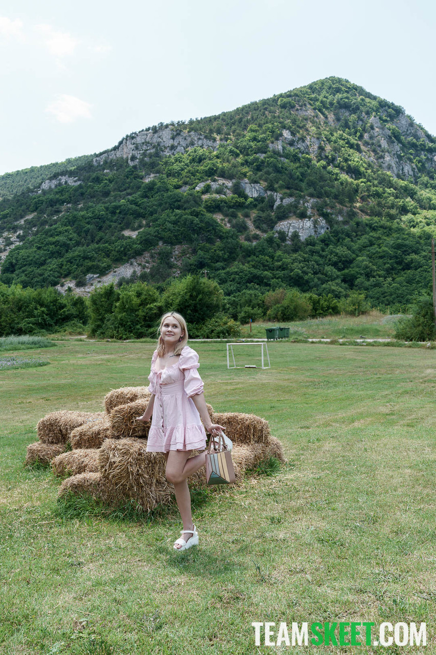 可爱少女乌娜·费莉在森林中露乳口交然后做爱