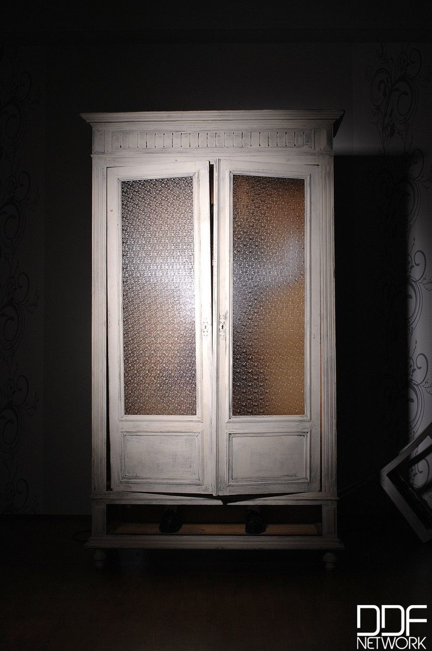 الطالبة الصغيرة الجميلة جينا مربوطة ومتحرش بها من الخلف برجل يرتدي قفازات