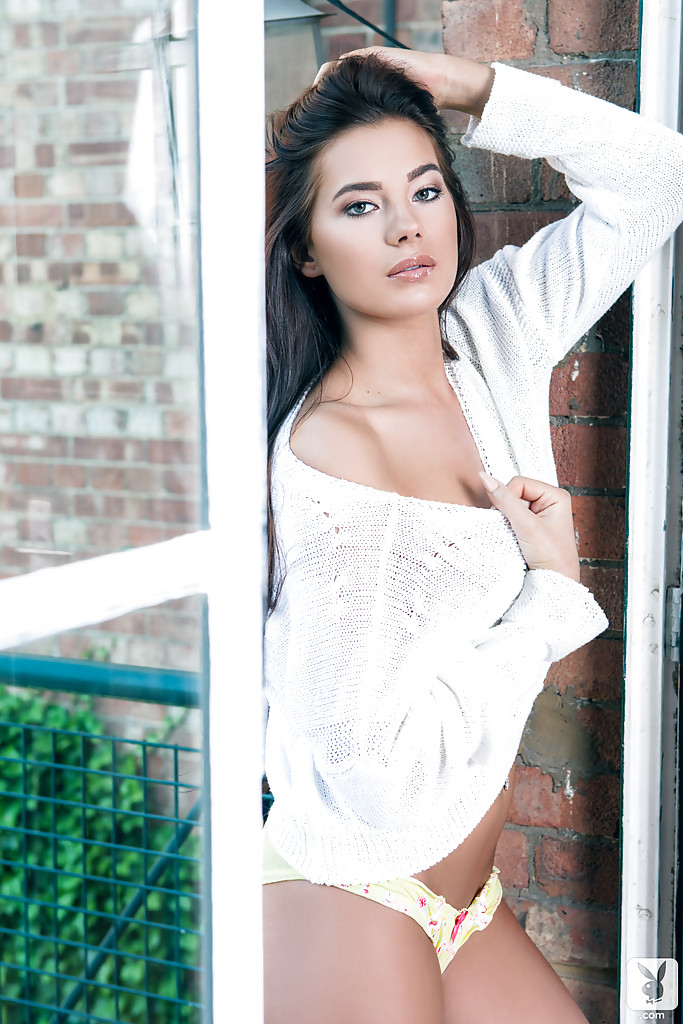 苗条业余美女脱衣展示诱人身材