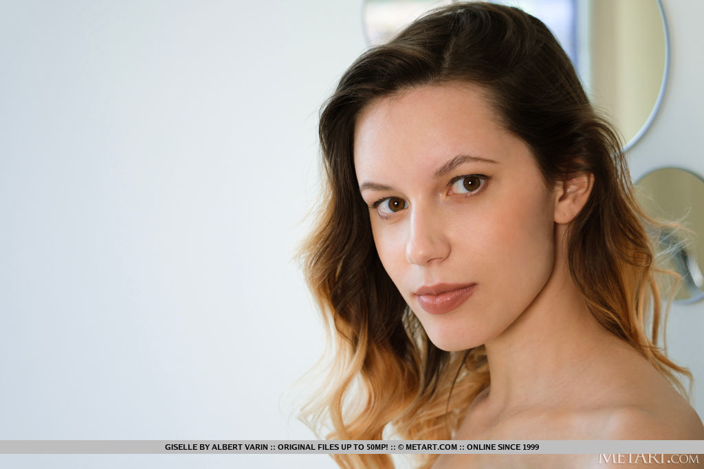 年轻白人女孩吉赛尔在洗澡前取下毛巾