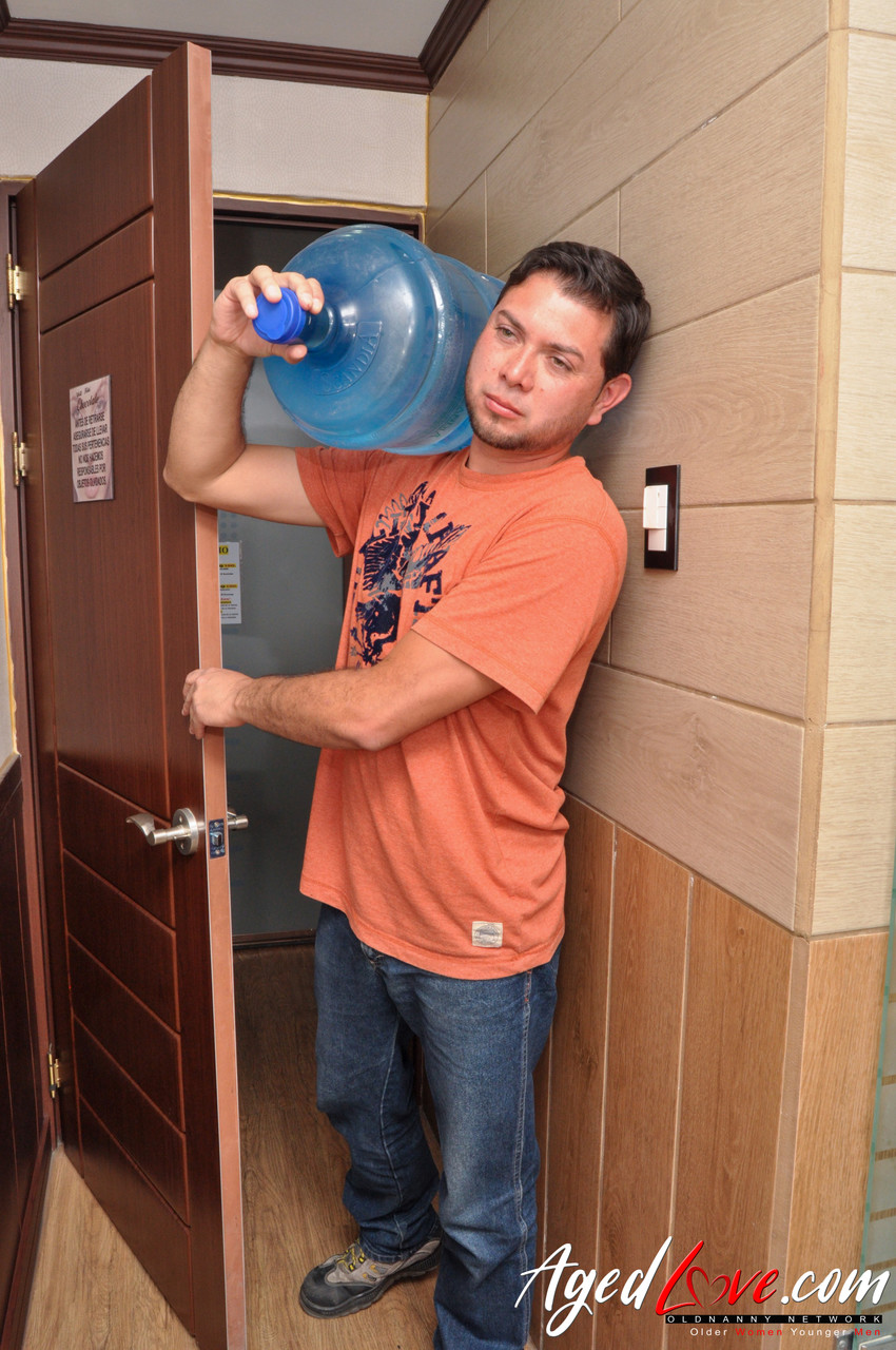 年轻小伙玩弄并干爆奶子奶奶萨米·桑德斯的骚穴