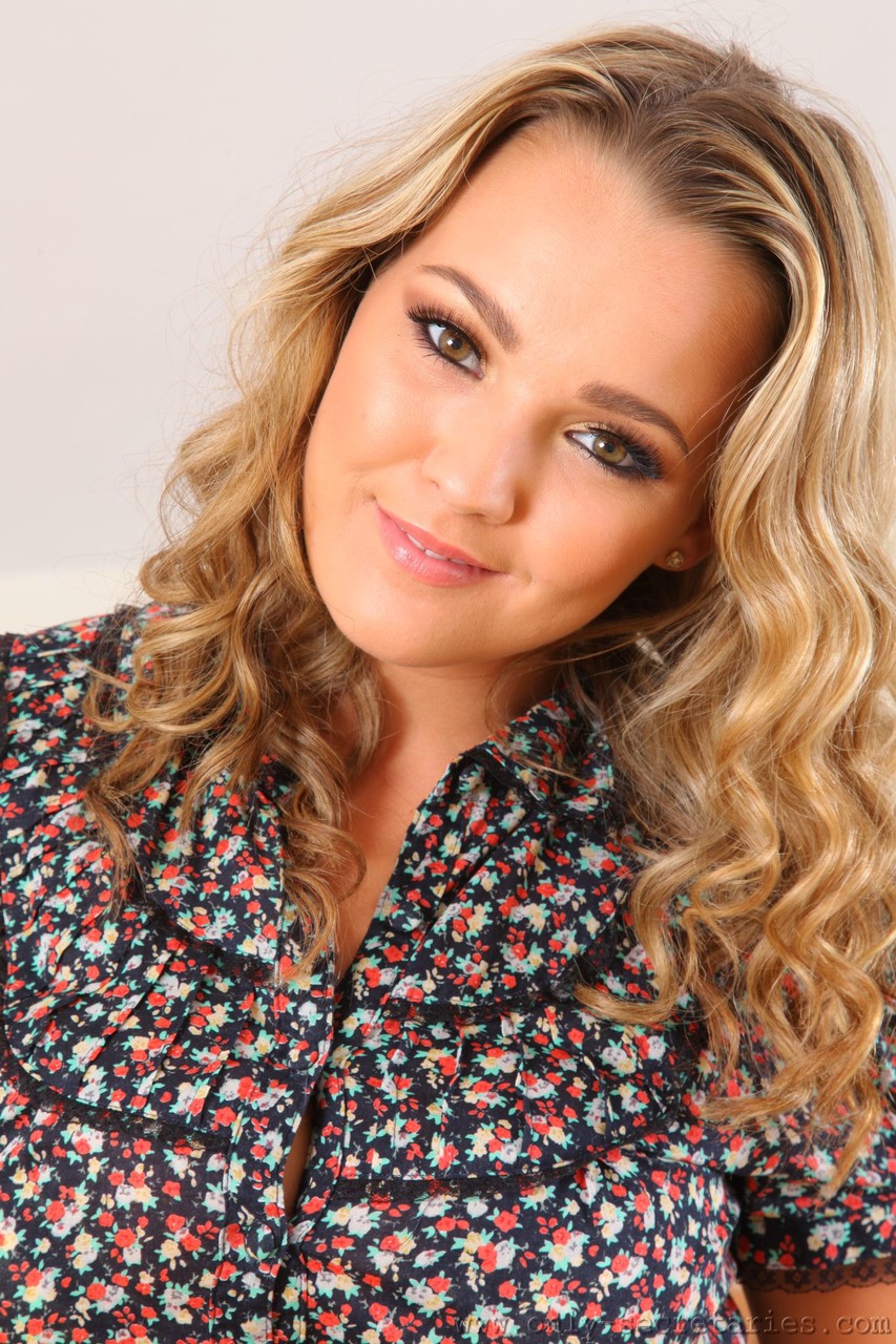 المراهقة الجنسية البريطانية جودي جاسون تكشف عن ثديين كبيرين في بنطلون