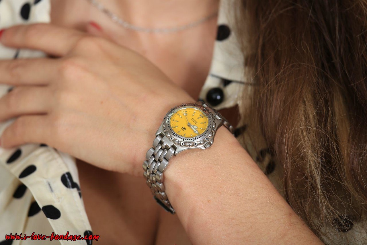 Одета Женщина Дама Йелена В Наручниках И С Ошейником В Бондаже