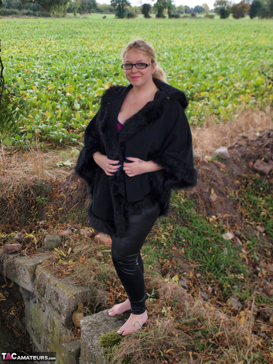 बस्टी ब्लोंड सिंडी बस्ट किसान के खेत में अपने बड़े स्तन दिखाती है