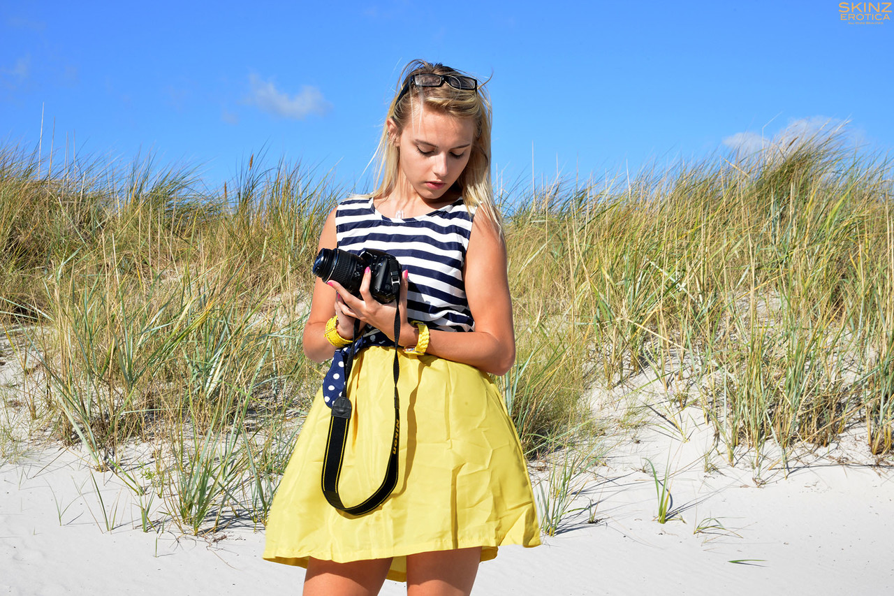 性感的英国摄影师Chloe Toy在户外裸体并手淫