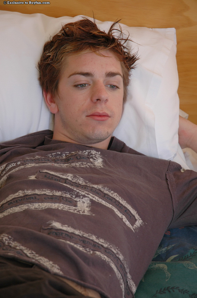 الفتى الأحمر مثلياً بريد يستحم بعد أن يستمني قضيبه الشعر غير المختون