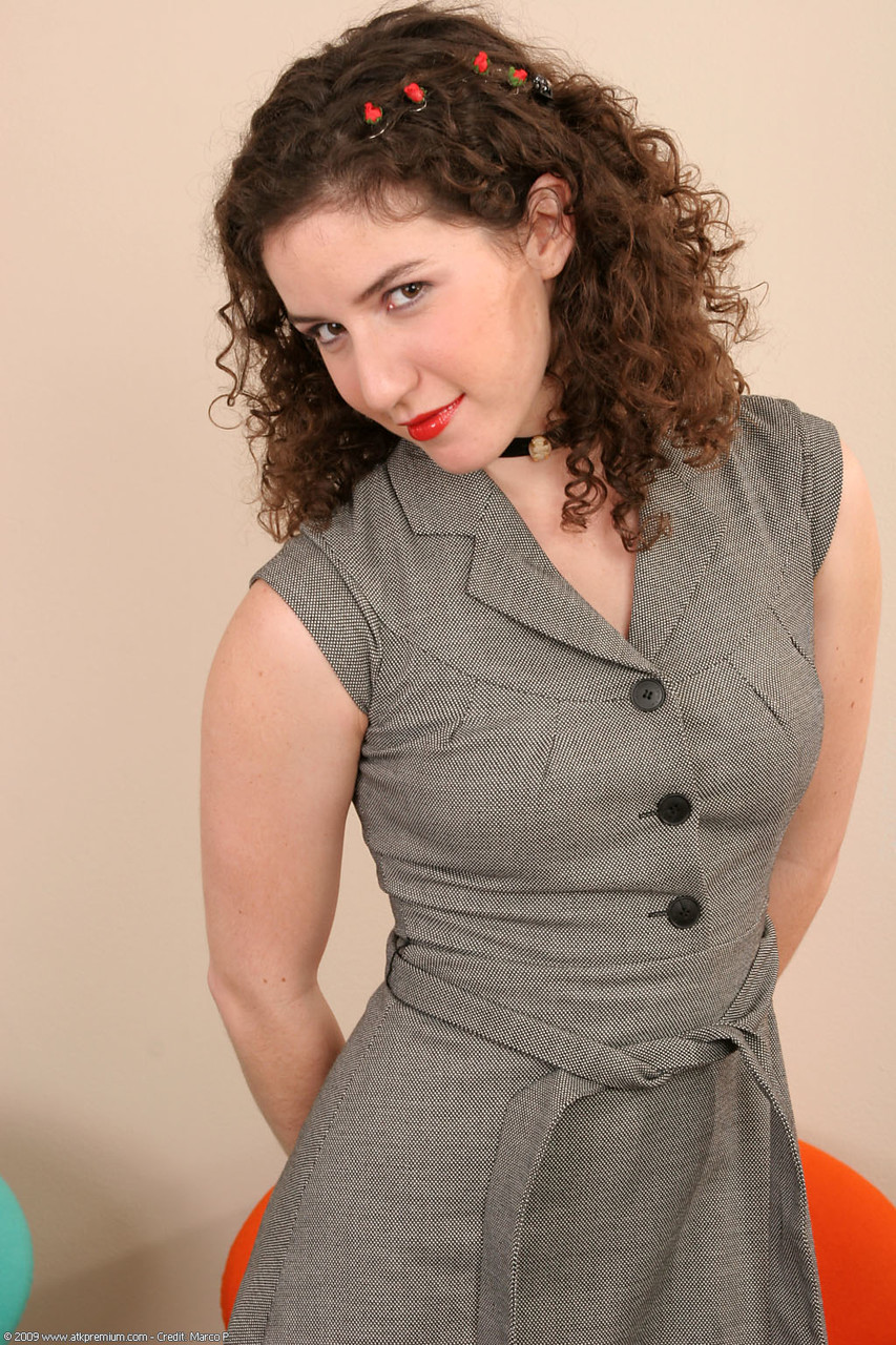 卷发少女萨蒂娃·维特展示毛茸茸的下体和翘臀