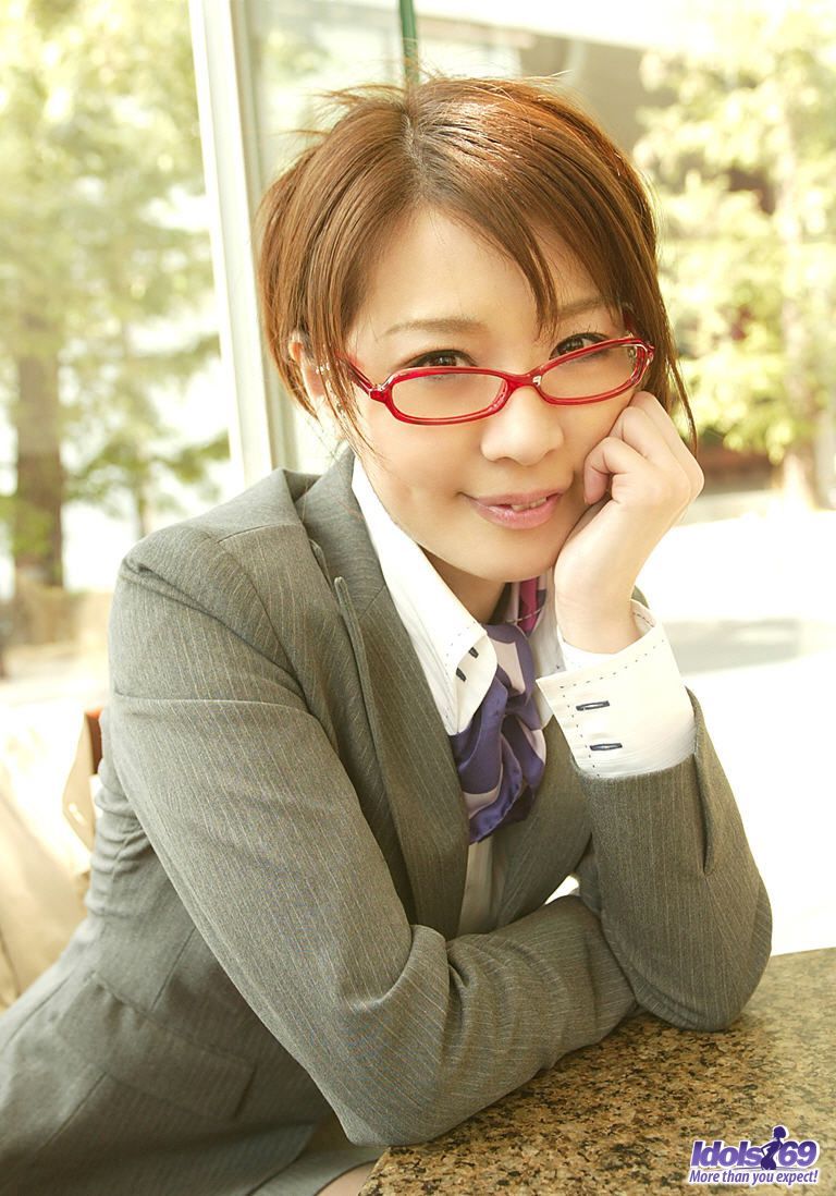 مراهقة يابانية في نايلون وحذاء ذو كعب حاد يتم التقاطها والاستمناء