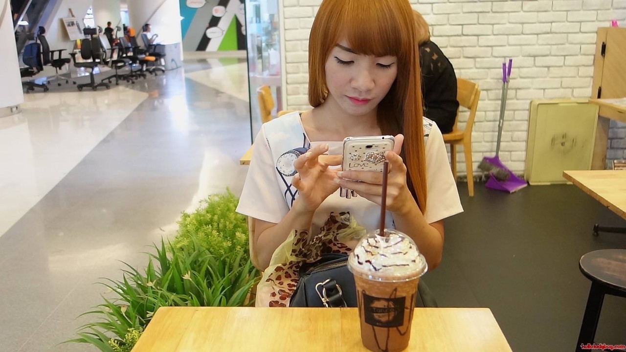 लाल बालों वाली एशियाई ट्रांस यूरी नग्न होती है और अपना छोटा बालों से भरा लिंग दिखाती है