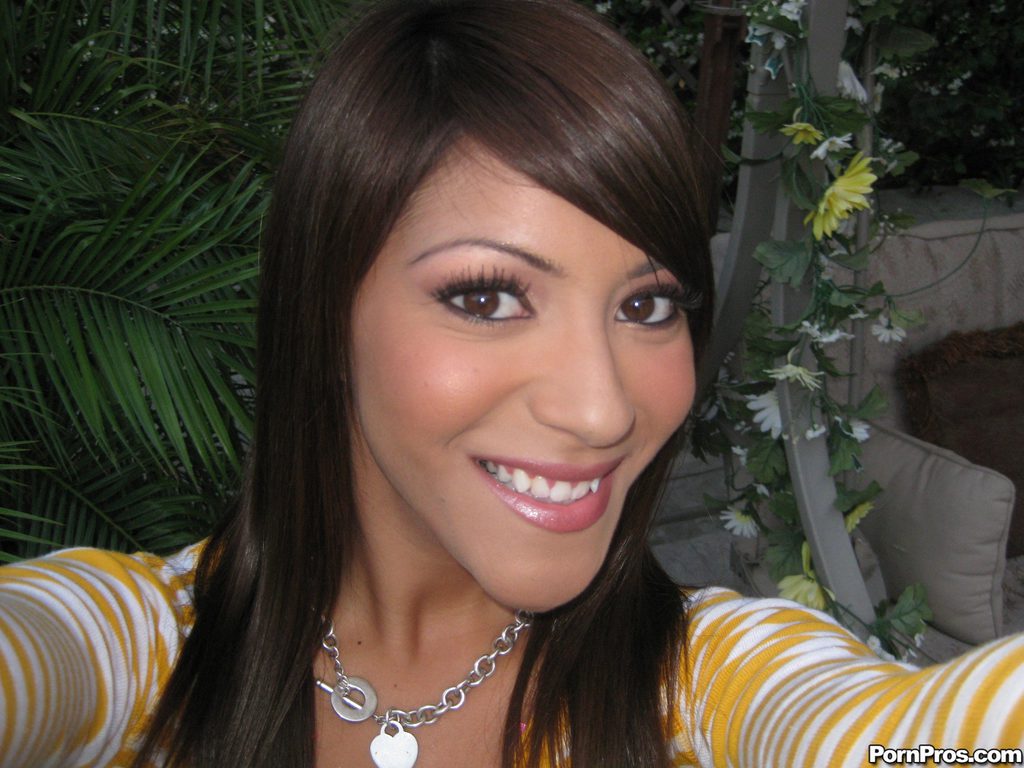 ブラネットのガールフレンドロヴァンナが彼女の裸の尻とピンクのマンコを彼氏のために披露する