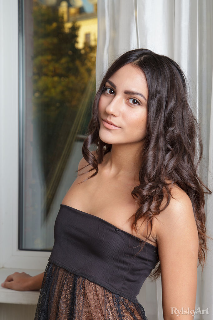 长腿少女Cira Nerri脱下黑色内衣裸体摆拍