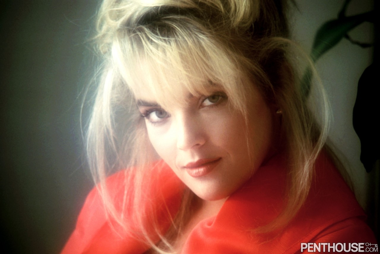 金髪のスイーティージセルが大きなおっぱいと毛が生えたマンコをソロアクションで見せる