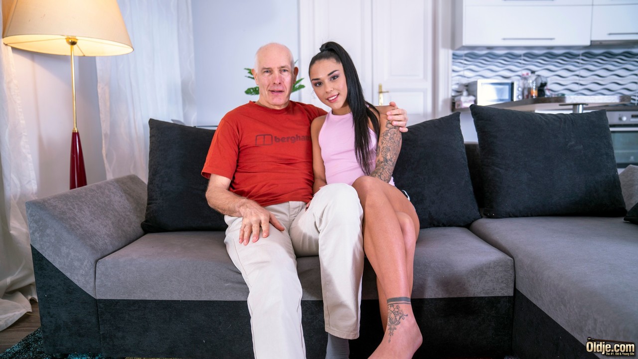 ملاك أسود، مراهقة محسنة مع ذيل الحصان، تقبل وتضاجع رجلًا عجوزًا