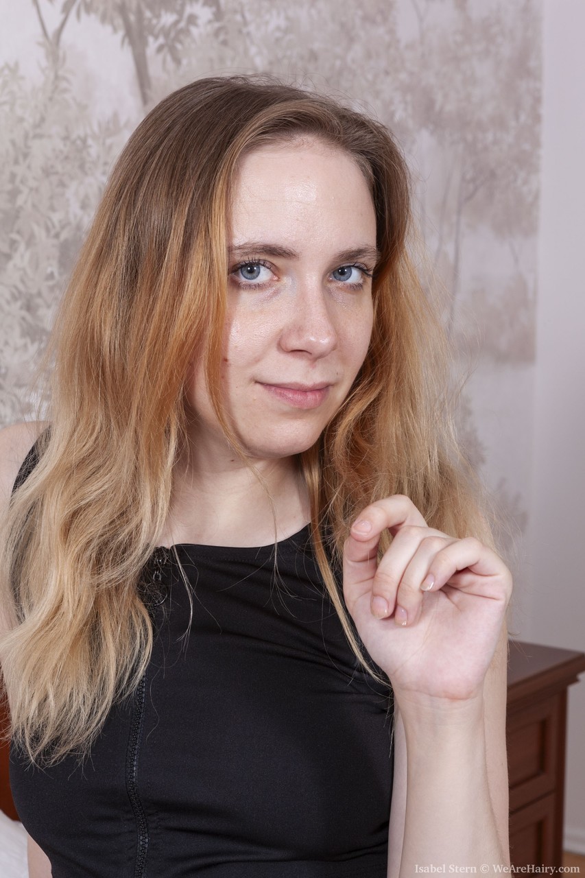 Isabel Stern, Amatrice Coquine, Montre Sa Chatte Poilue Et Son Corps