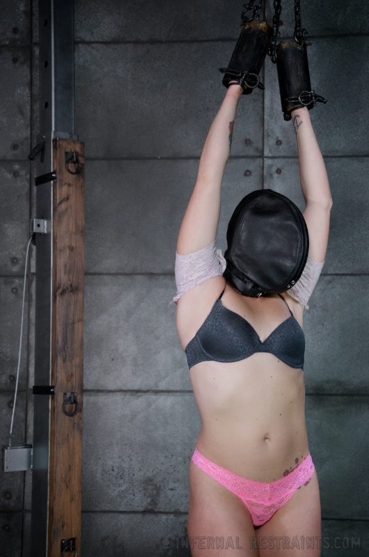 فتاة بيضاء جوسي فالنتاين شرج كрюك وكمامات مهبل في زنزانة