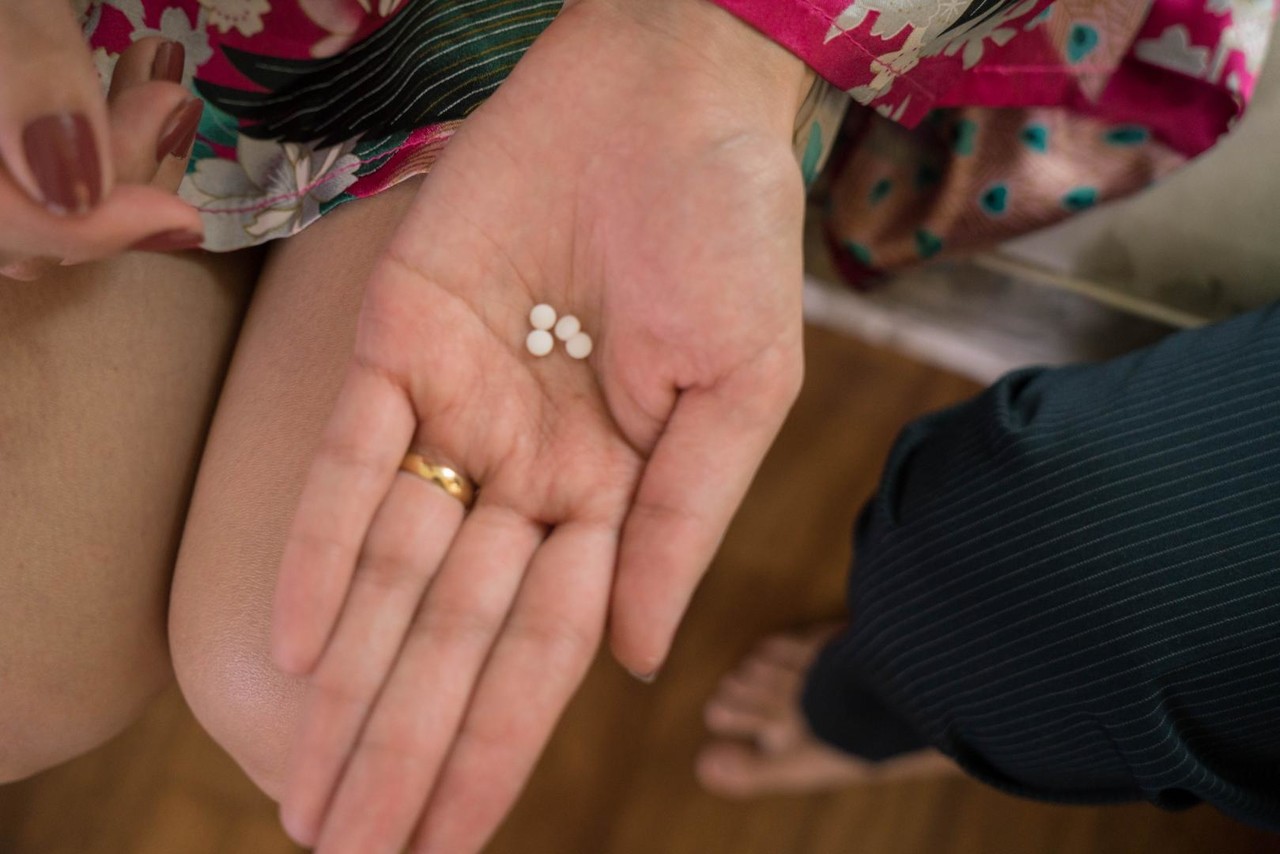 الجميلات الأوروبيات والشرقيات يتقاسمن متعة الثلاثية