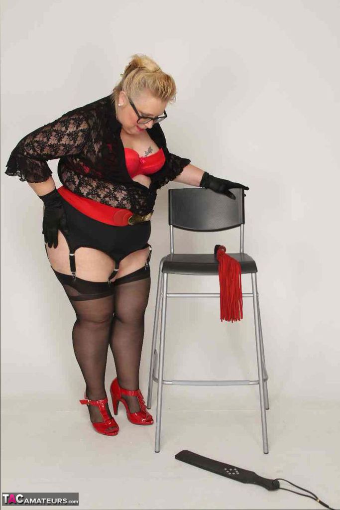 英国のＢＢＷレクシーカミングスが大きなお尻を見せてからピアスされたおまんこを触る