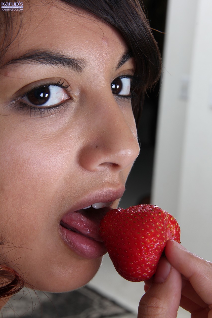 सुंदर भूरे रंग के रियो अपना ड्रेस उतारती है और अपनी चिकनी योनि फैलाती है