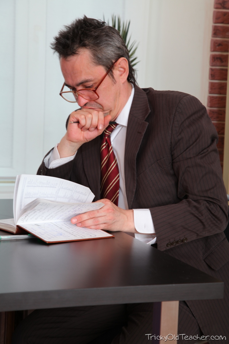 Schlanke Teenagerin Kristina Über Den Tisch Gebeugt Vom Lehrer