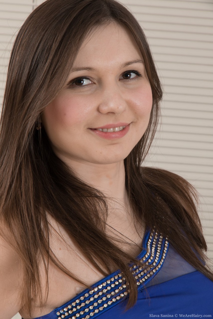 प्यारी किशोर शौकिया स्लावा सानिना अपने प्राकृतिक रूप से बालों वाले योनी के साथ खेलती है