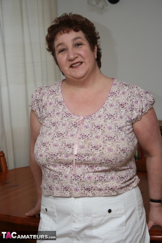 Рыжая Развратная Милфа Кэрол Показывает Свои Голые Ноги