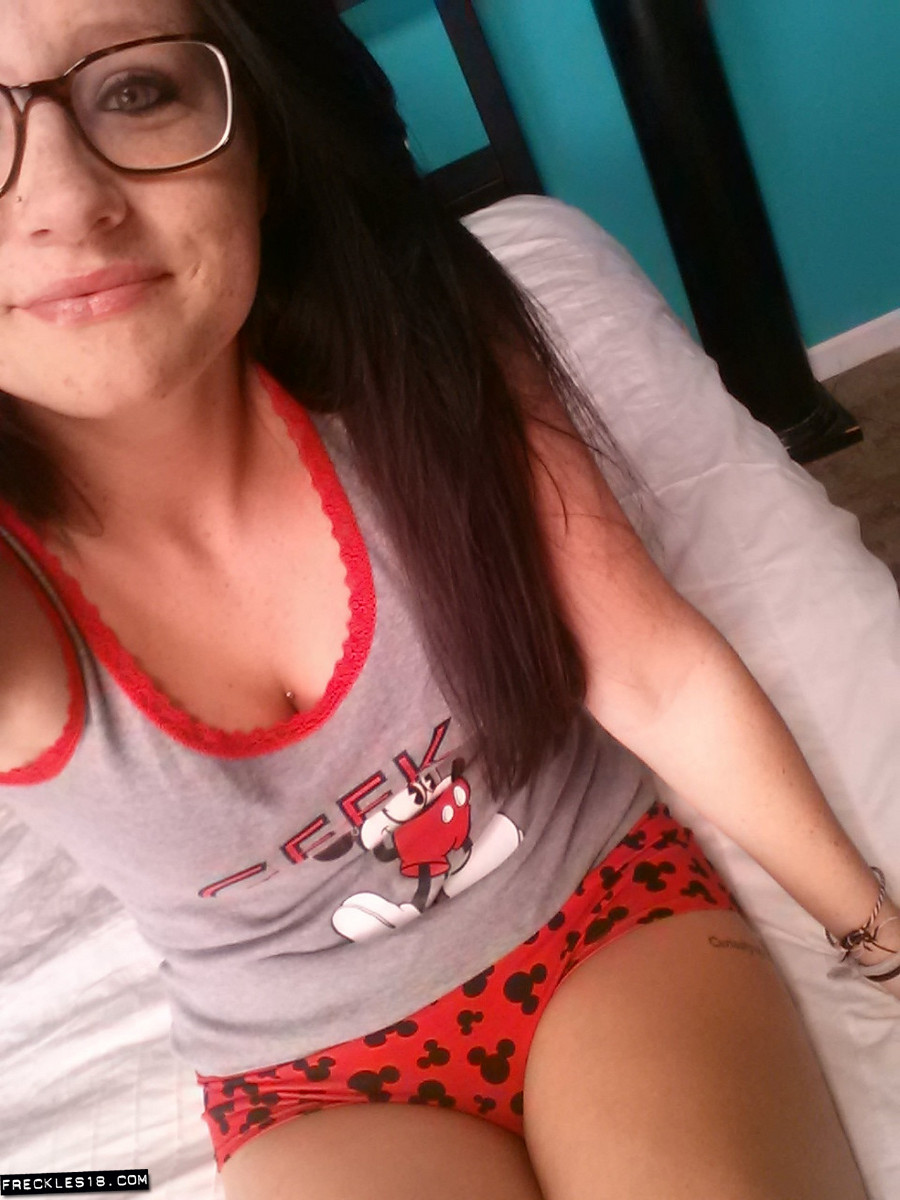 可爱的18岁雀斑棕发美女用她的天然乳房挑逗