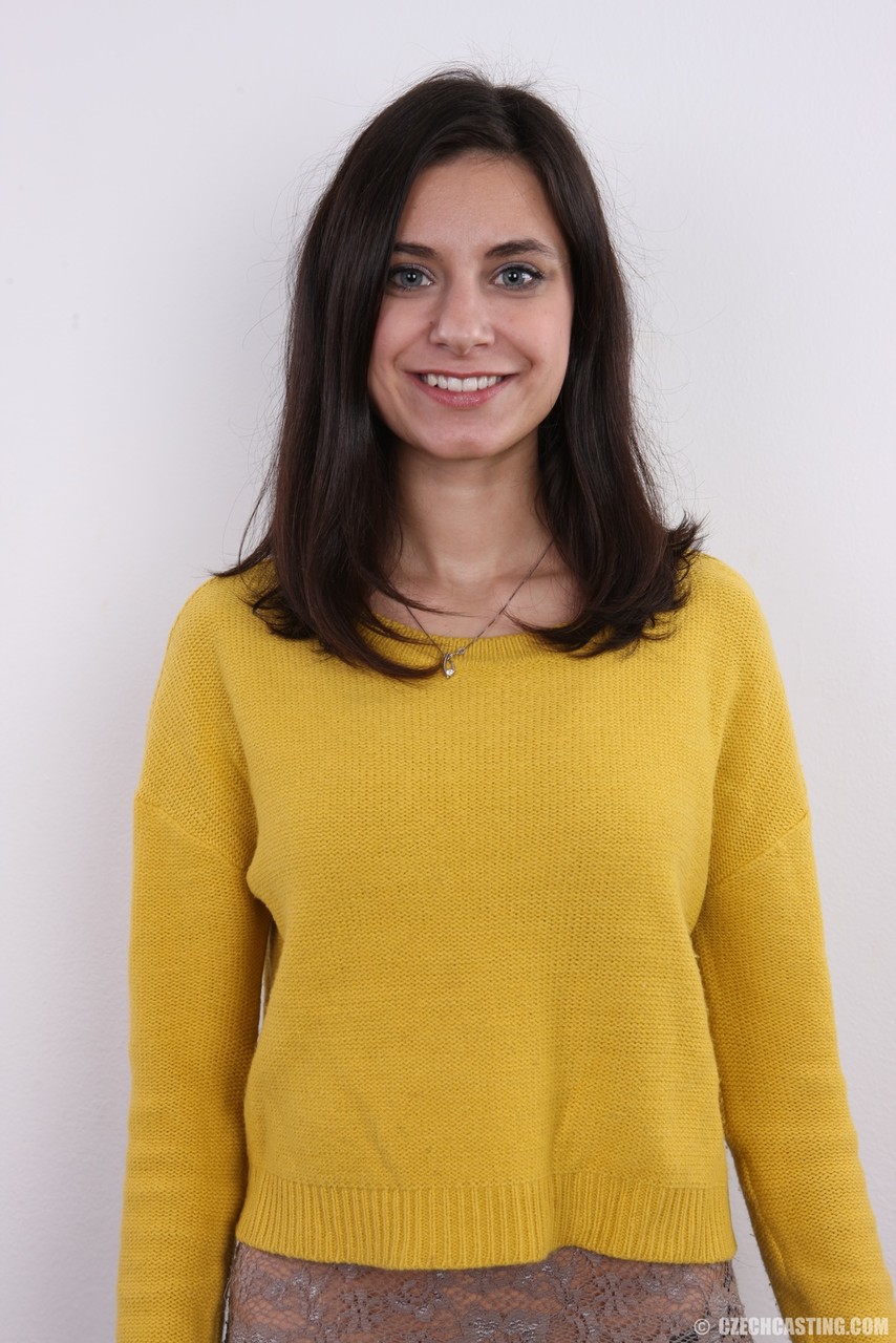 Худая Любительница Рената Снимает Черное Белье Перед Тем Как Обнажиться