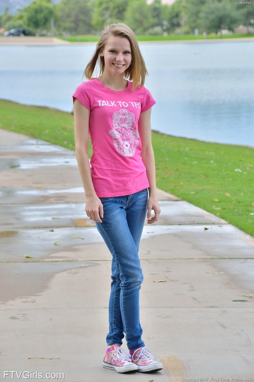 スレンダーな十代のカタリーナが公園で小さな胸と美味しい貝を見せる