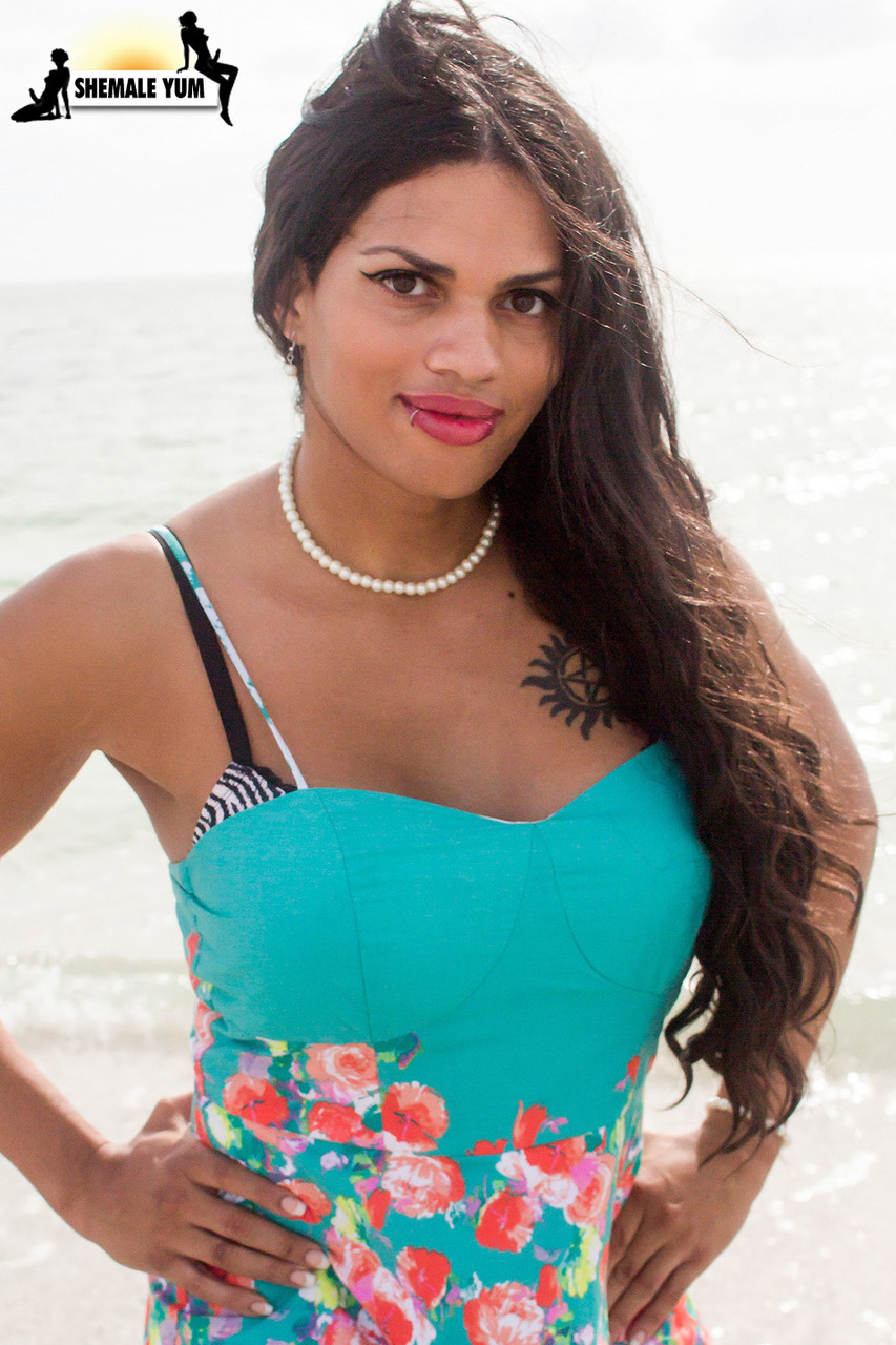 Morena Black, धुआंधार शीमेल, बड़े स्तन दिखाती है और लिंग को सहलाती है