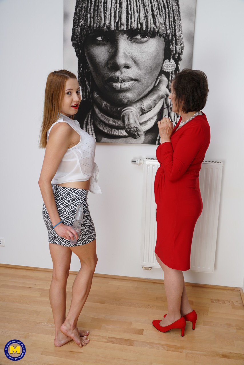 阿里森和莫莉在老年女同性恋者舔阴