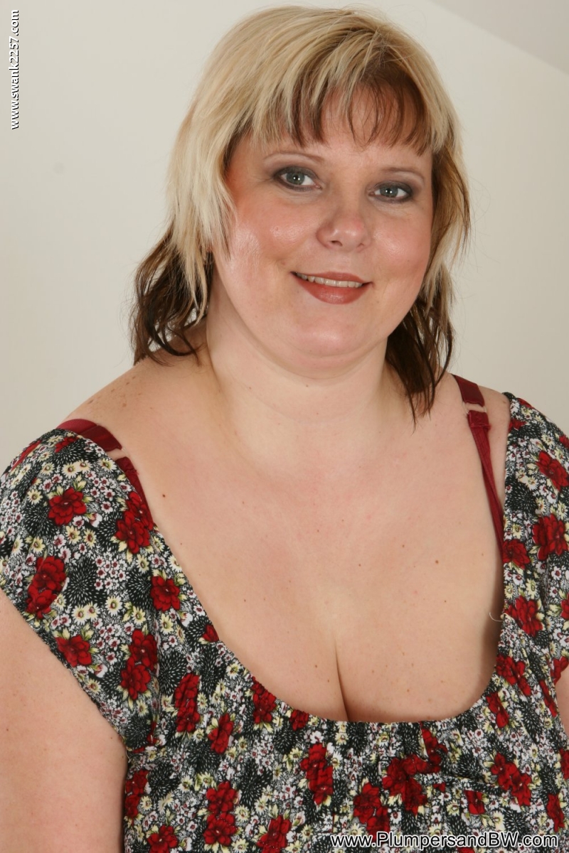 الامريكية بى بى دبليو جوليانا بى تنتزع ملابسها وتلعق ثدييها الضخمين وتلعب بنفسها