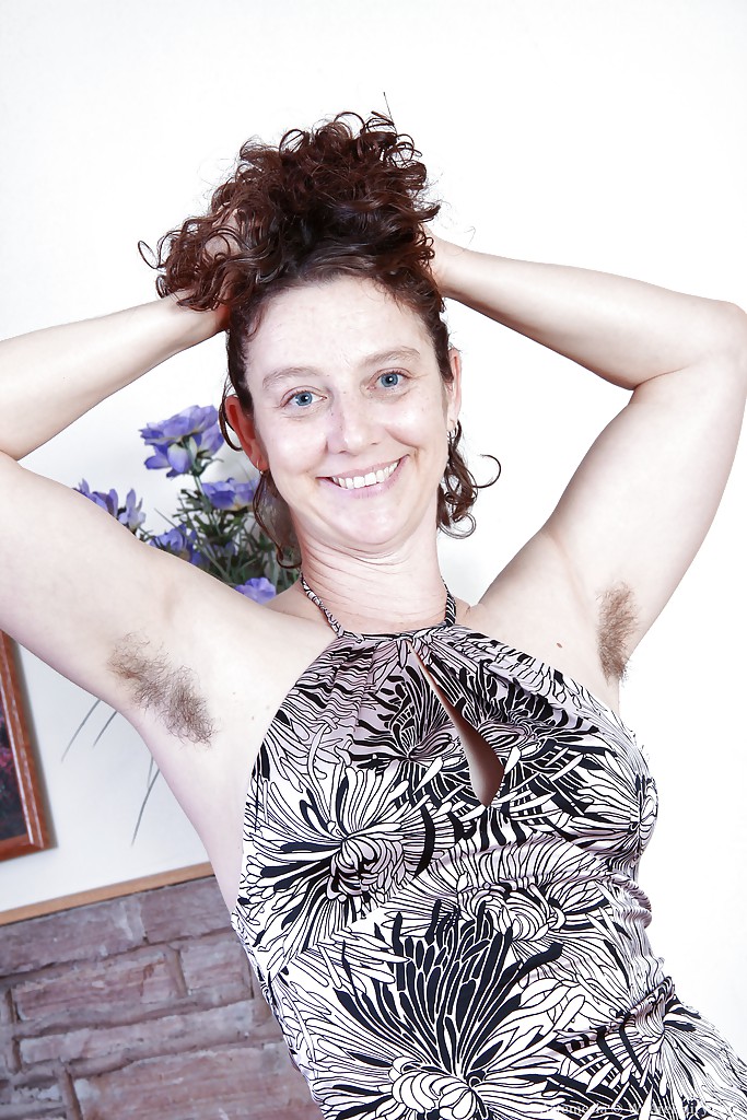 Großbrüstige Schönheit In Strümpfen Spreizt Und Reizt Ihre Behaarte Fotze