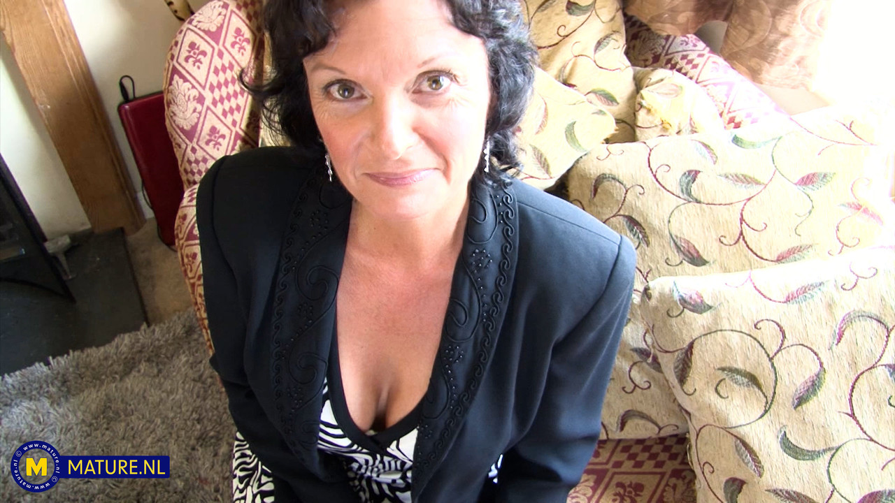 Avó Peituda Em Meias Masturba-Se No Sofá