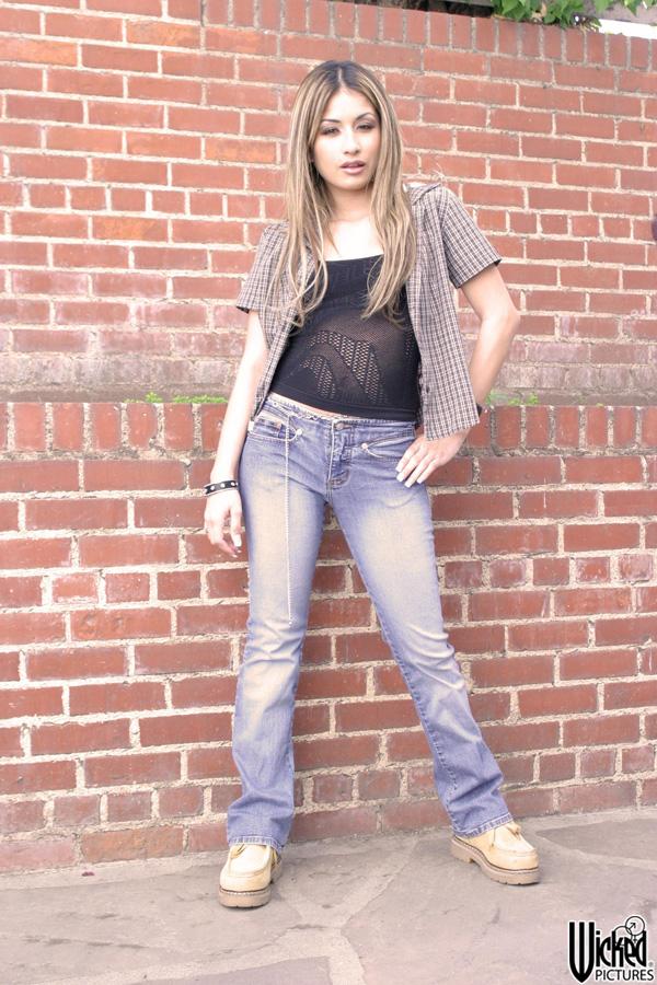 रमोना लव अपने प्यारे छोटे स्तन और मीठे मफ दिखाती है