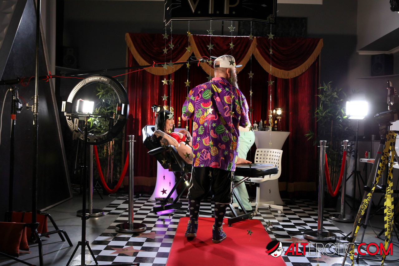 黑发女孩米莎蒙大拿与眼泪作斗争，在猫咪纹身过程中