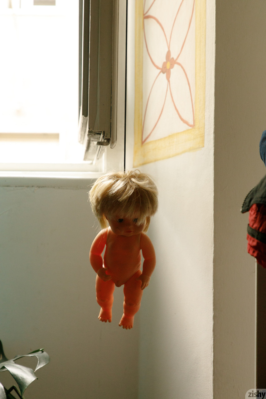 सिल्विया बेलोटी: इतालवी सुंदरी ड्रेस में पोज देती है और सार्वजनिक रूप से स्तन उघाड़ती है