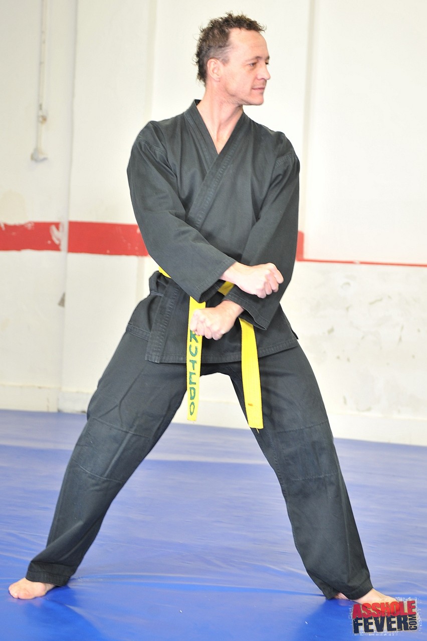 武道学生ノラ・スワンが先生に顔を犯されてアナル中出しされる