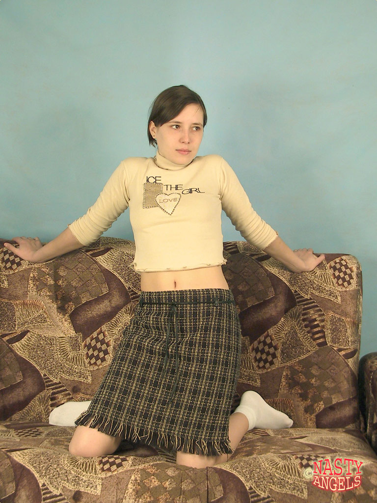 شابة هواة فياليا تنتزع تنورة خطوط والتهدئة مهبلها الأصلع