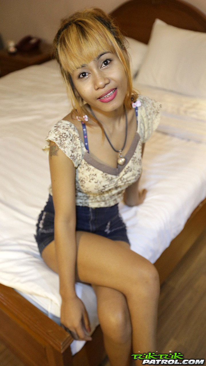 सेक्सी थाई लाल जीन बेयर्स अच्छा गांड और ट्रिम किया हुआ मफ