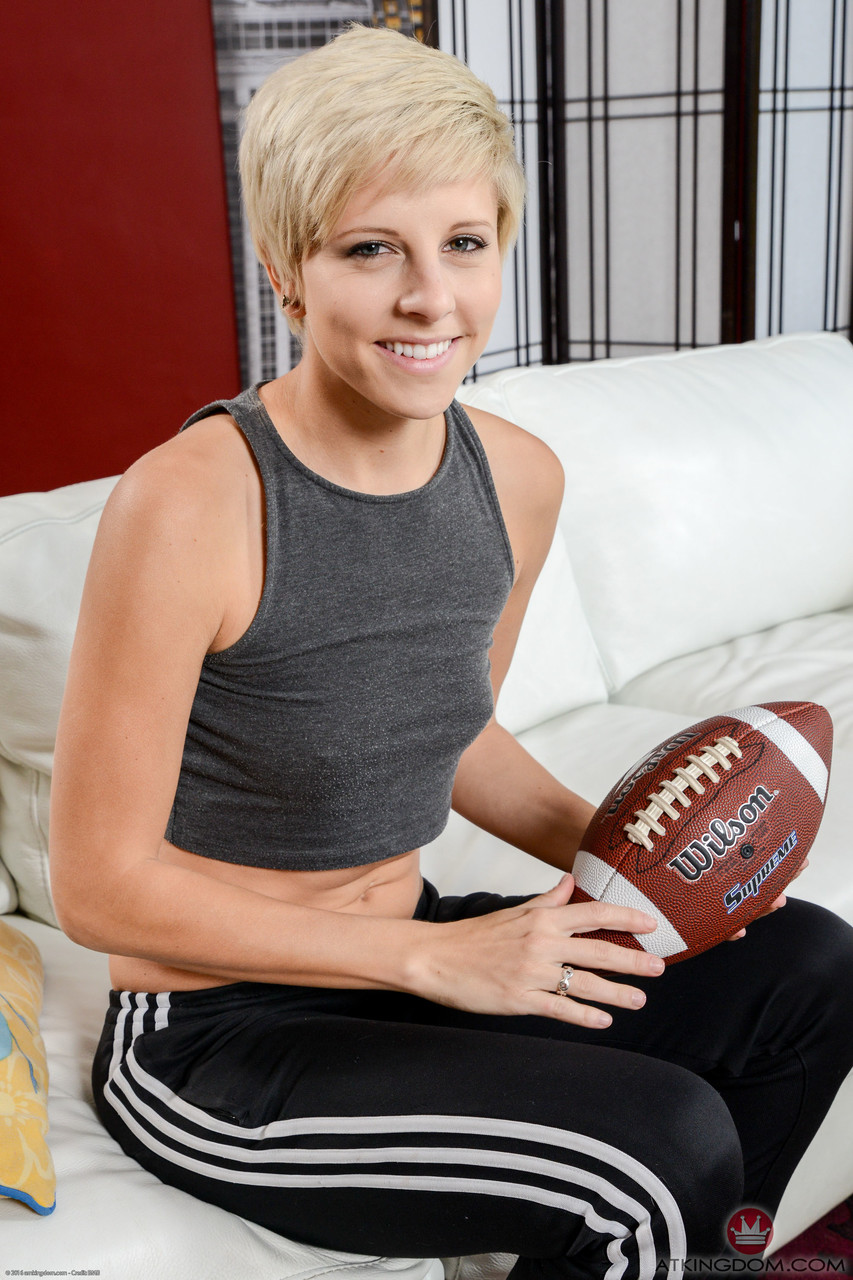 マケンナブルー ティーン 大きなお尻を広げる