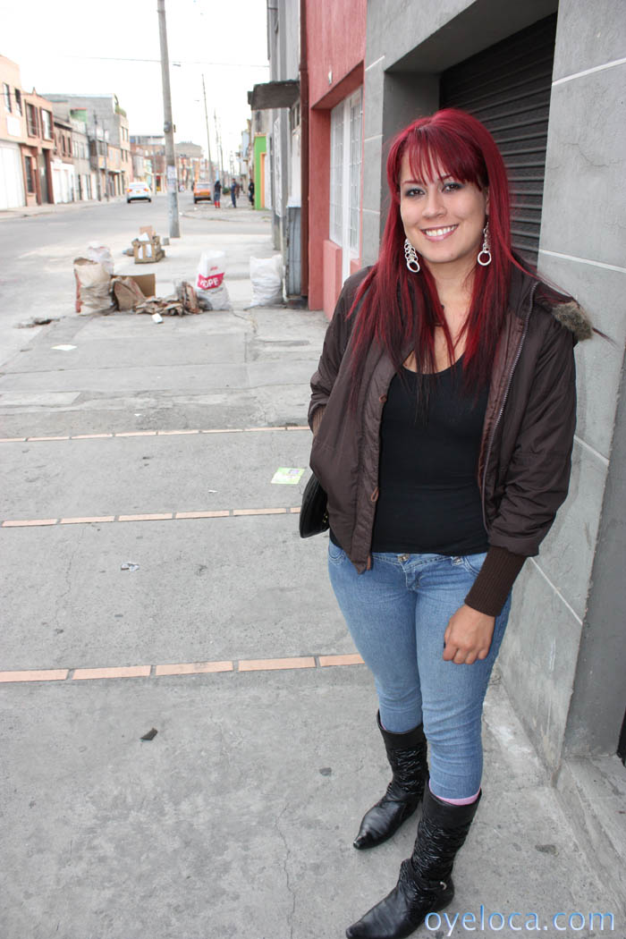 哥伦比亚红发女孩卡米拉·门多萨穿着渔网袜展示大屁股