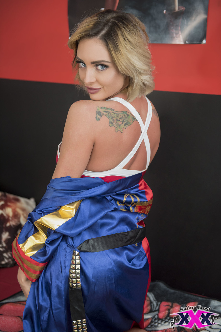 ホットなサリナ・フォード XXX ポルノ ウィズ サリナ・フォード