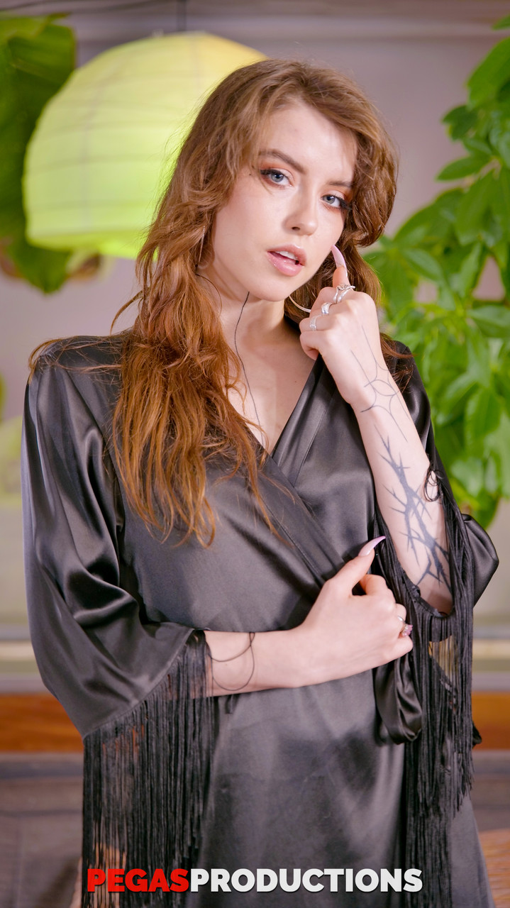 红发加拿大人Eden Ivy的大屁股在沙发上被摧毁