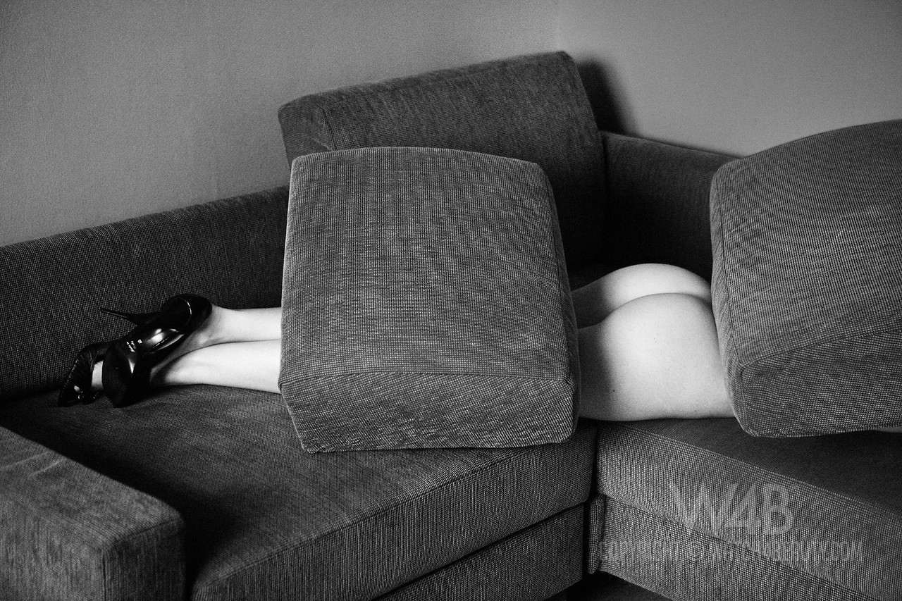 Belles Modèles Exposent Leurs Seins Naturels Dans Une Compilation Chaude En Noir Et Blanc