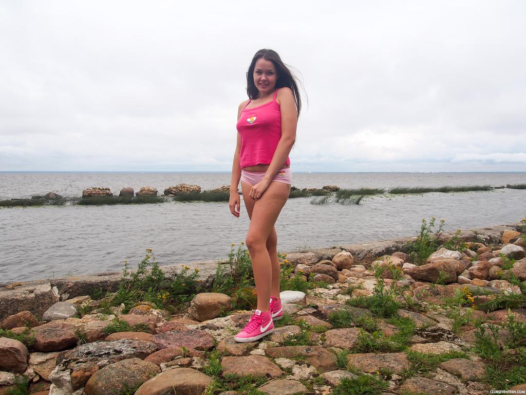 किशोर मालыш्का सागर के पास अपनी योनि में वाइब्रेटर डालती है