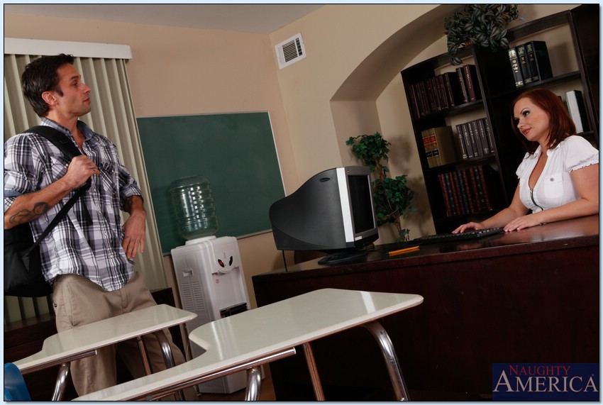 المعلمة الميلف المثيرة جوليا آن تمارس الجنس الشرجي والفموي مع طالب مُجهز في المكتب