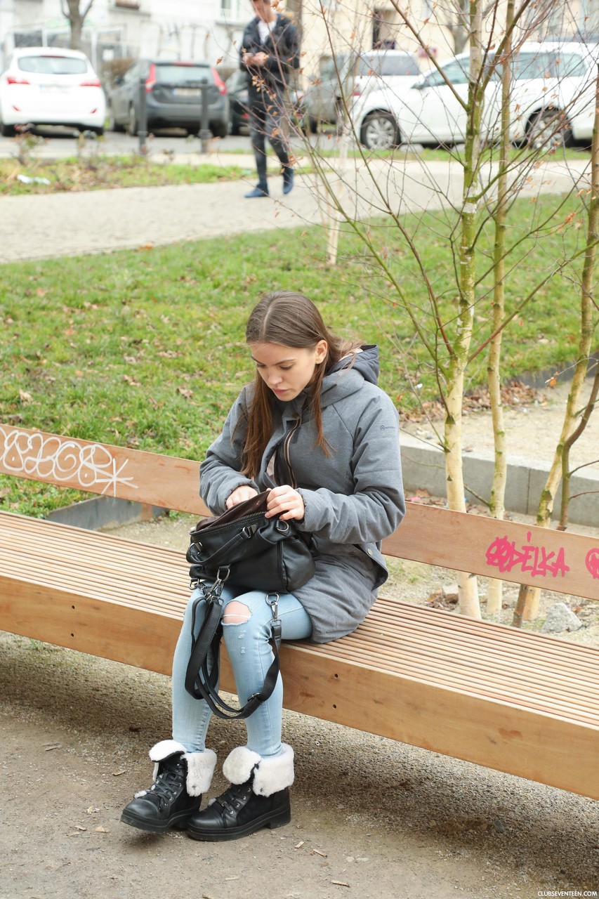 セクシーなロシアのティーンミスエベリナダーリングがやられ、キッチンカウンターで射精